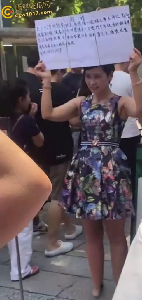 广东52岁富婆街头在线征婚大屌男,自称可给700万彩礼,骚逼常年未滋润渴望性爱,有意联系!