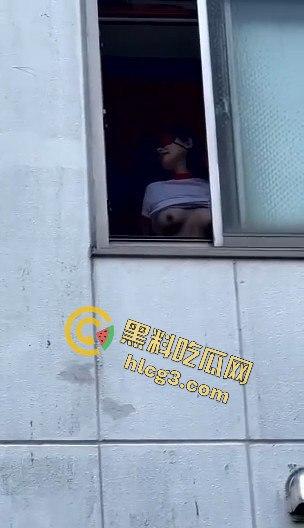 公共场所疯狂自慰,胆量堪比超级英雄,这样的行为真敢看!