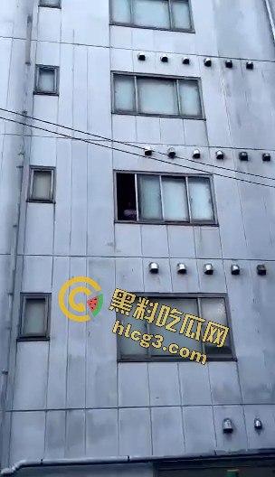 公共场所疯狂自慰,胆量堪比超级英雄,这样的行为真敢看!