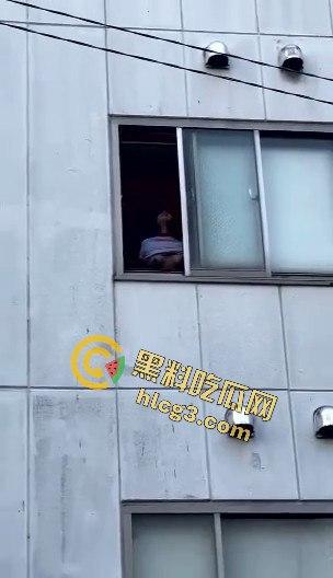 公共场所疯狂自慰,胆量堪比超级英雄,这样的行为真敢看!