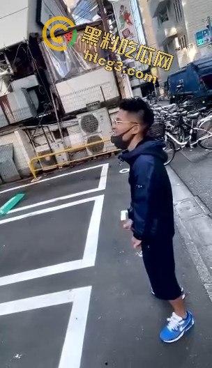 公共场所疯狂自慰,胆量堪比超级英雄,这样的行为真敢看!