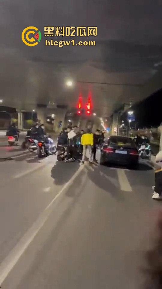 精神小伙炸街惹事!嫌话不好听,踢车砸车还录视频尾随炫耀,真特么无法无天!