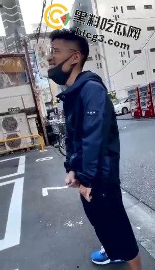 公共场所疯狂自慰,胆量堪比超级英雄,这样的行为真敢看!