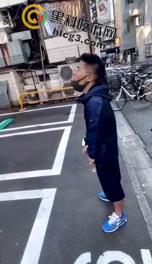 公共场所疯狂自慰,胆量堪比超级英雄,这样的行为真敢看!