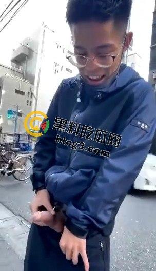 公共场所疯狂自慰,胆量堪比超级英雄,这样的行为真敢看!