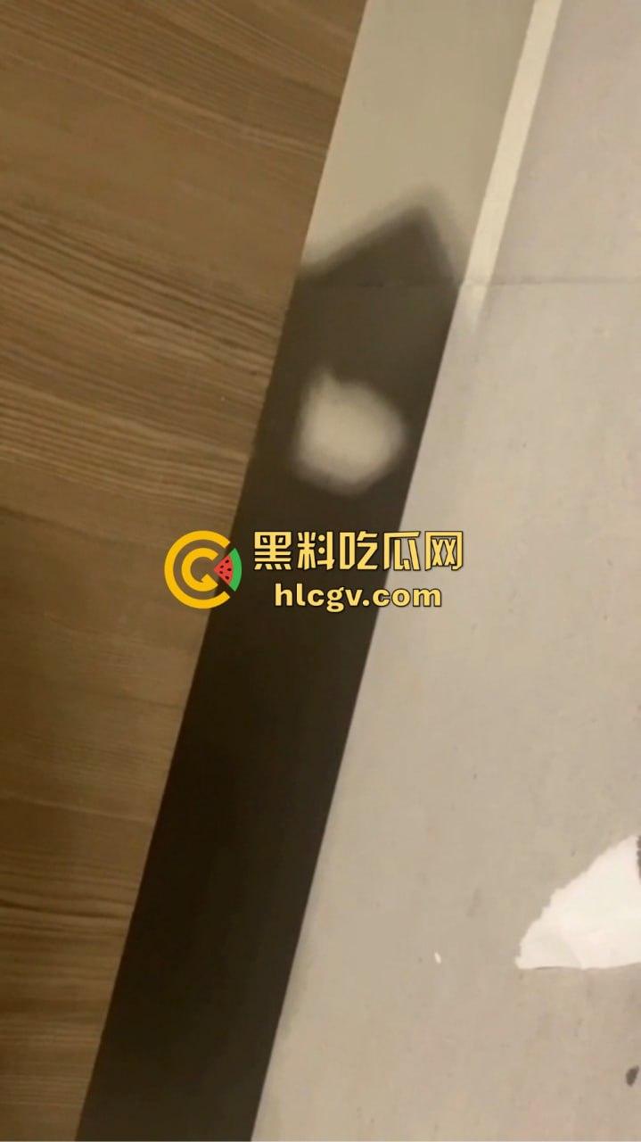 广州白云机场卫生间惊见哥们导管!上飞机前来一发图个睡得香?影子拍了40秒,这哥们结束直接收场!
