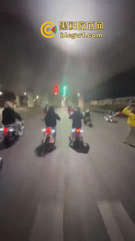 精神小伙炸街惹事!嫌话不好听,踢车砸车还录视频尾随炫耀,真特么无法无天!