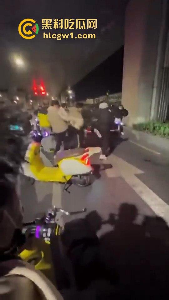 精神小伙炸街惹事!嫌话不好听,踢车砸车还录视频尾随炫耀,真特么无法无天!