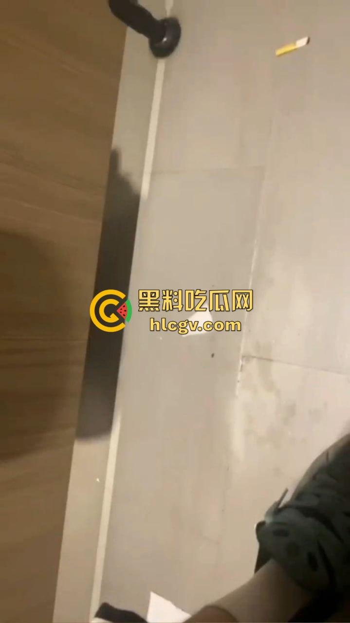 广州白云机场卫生间惊见哥们导管!上飞机前来一发图个睡得香?影子拍了40秒,这哥们结束直接收场!