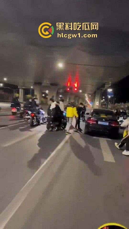 精神小伙炸街惹事!嫌话不好听,踢车砸车还录视频尾随炫耀,真特么无法无天!