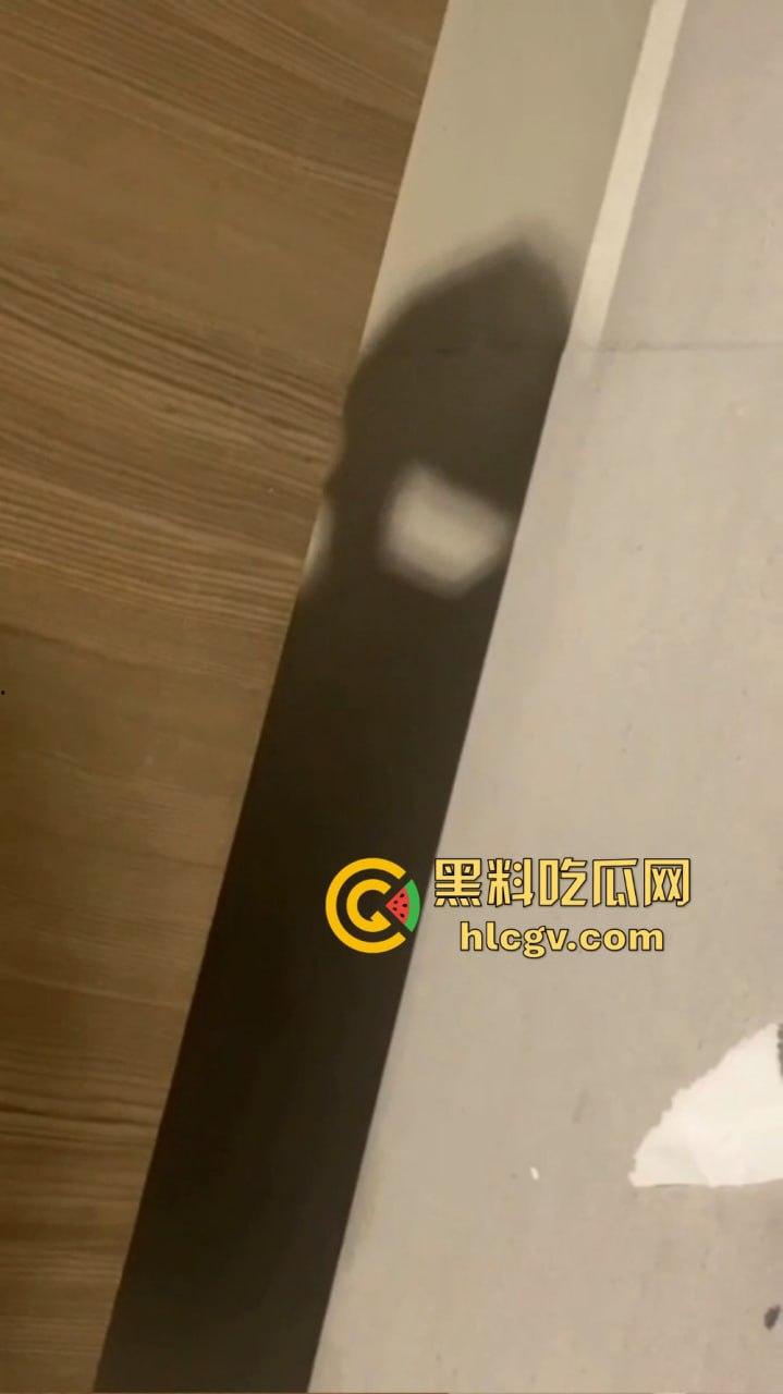 广州白云机场卫生间惊见哥们导管!上飞机前来一发图个睡得香?影子拍了40秒,这哥们结束直接收场!