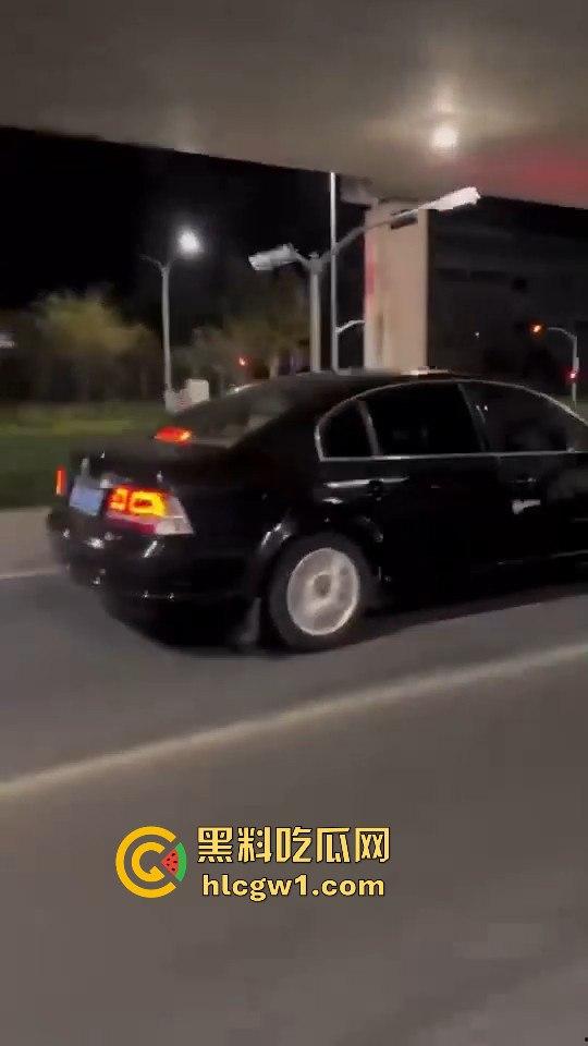 精神小伙炸街惹事!嫌话不好听,踢车砸车还录视频尾随炫耀,真特么无法无天!