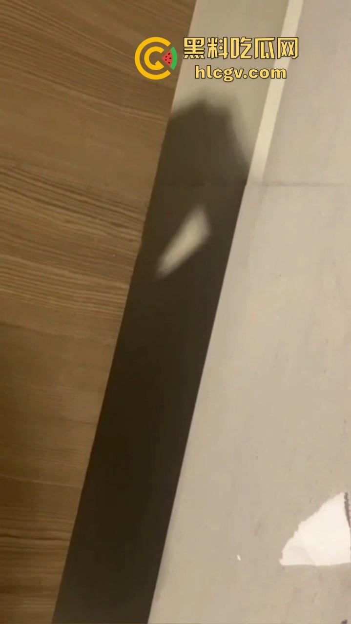 广州白云机场卫生间惊见哥们导管!上飞机前来一发图个睡得香?影子拍了40秒,这哥们结束直接收场!