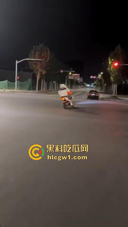 精神小伙炸街惹事!嫌话不好听,踢车砸车还录视频尾随炫耀,真特么无法无天!