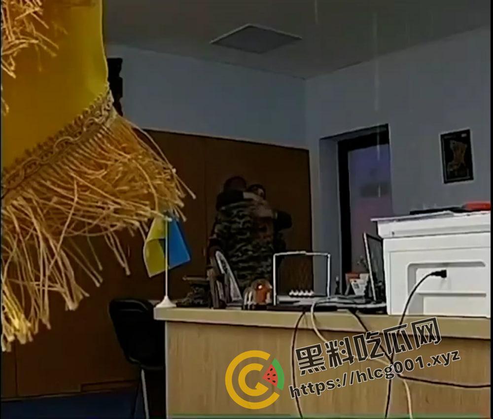 乌克兰军队高官办公室连续幽会两名女子 办公室监控被流出 兄弟们还在前线战斗 你小子怎么先享受起来了