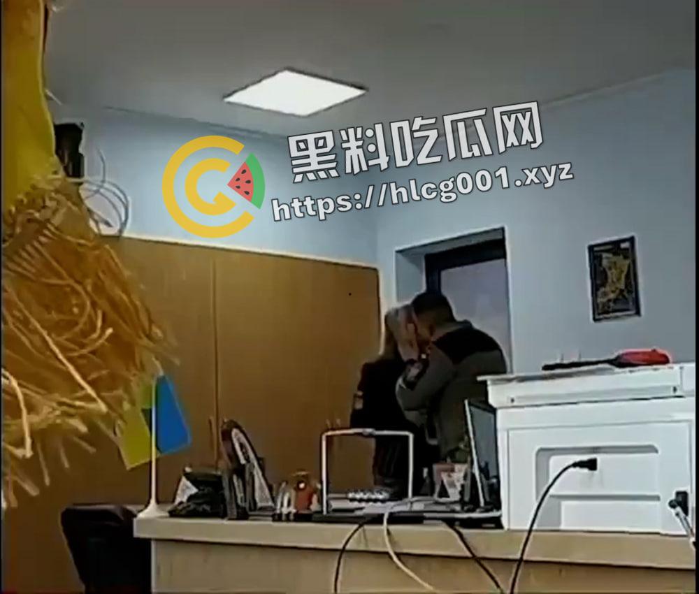 乌克兰军队高官办公室连续幽会两名女子 办公室监控被流出 兄弟们还在前线战斗 你小子怎么先享受起来了