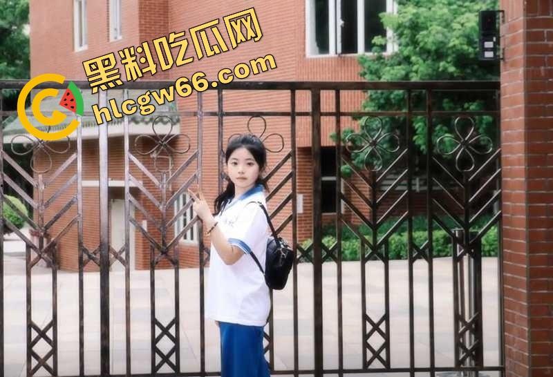 广州市第七中学班长『胡梦玲』课堂舔同桌屌被监控拍下,课上蒙衣钻裆狂舔,同学全程当背景板!