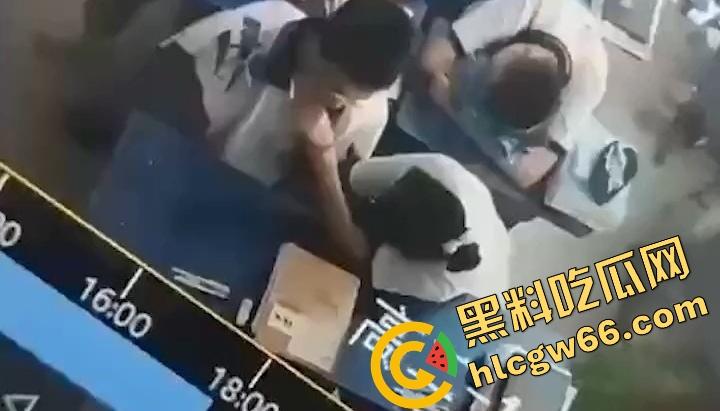 广州市第七中学班长『胡梦玲』课堂舔同桌屌被监控拍下,课上蒙衣钻裆狂舔,同学全程当背景板!