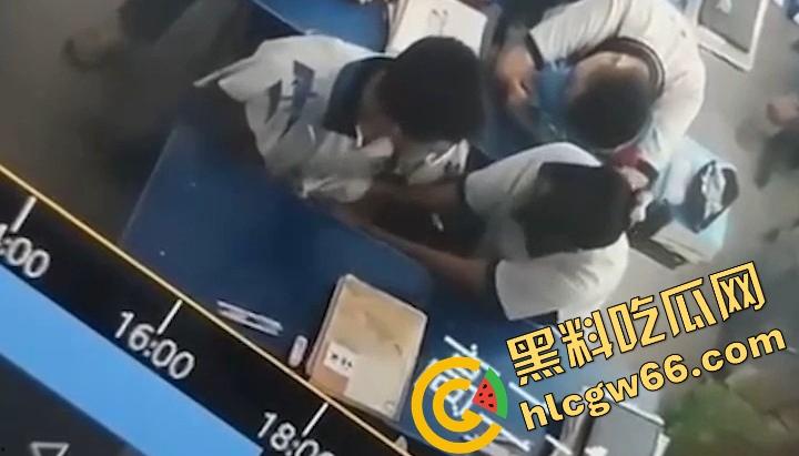 广州市第七中学班长『胡梦玲』课堂舔同桌屌被监控拍下,课上蒙衣钻裆狂舔,同学全程当背景板!