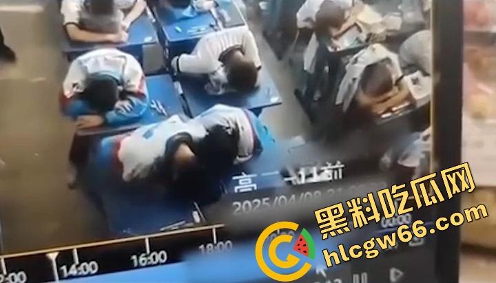 广州市第七中学班长『胡梦玲』课堂舔同桌屌被监控拍下,课上蒙衣钻裆狂舔,同学全程当背景板!