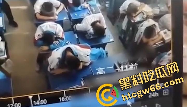 广州市第七中学班长『胡梦玲』课堂舔同桌屌被监控拍下,课上蒙衣钻裆狂舔,同学全程当背景板!