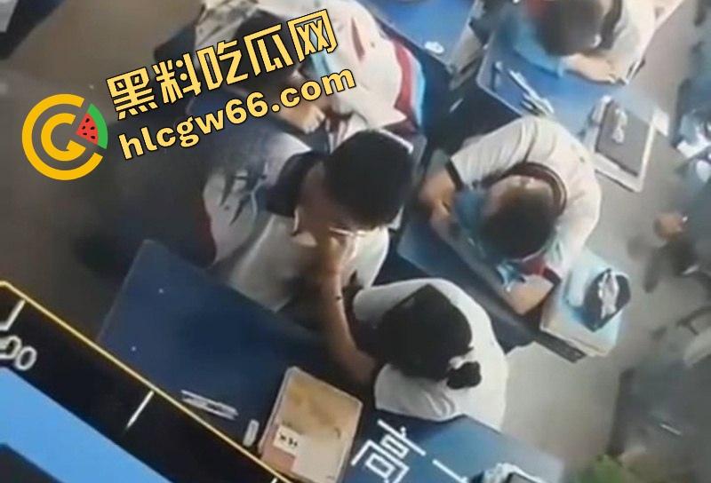 广州市第七中学班长『胡梦玲』课堂舔同桌屌被监控拍下,课上蒙衣钻裆狂舔,同学全程当背景板!