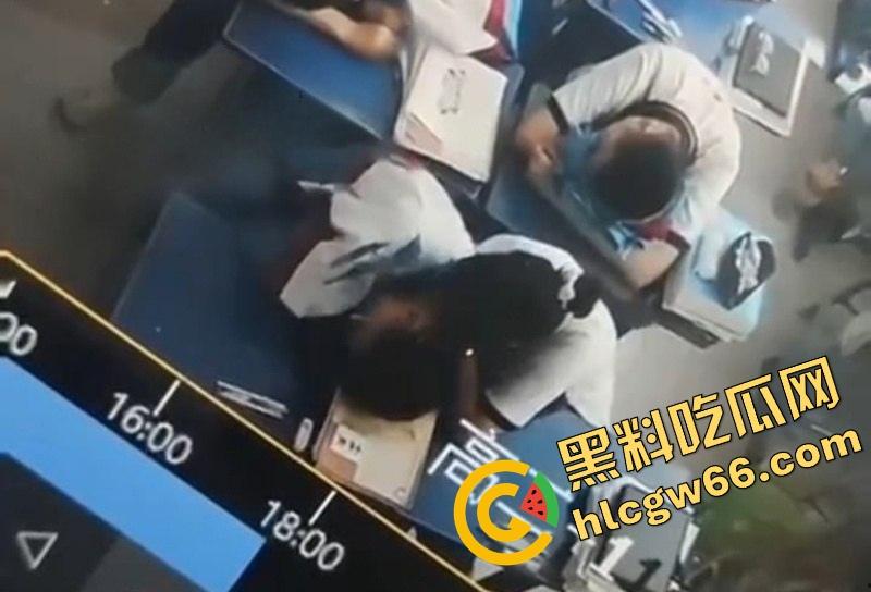 广州市第七中学班长『胡梦玲』课堂舔同桌屌被监控拍下,课上蒙衣钻裆狂舔,同学全程当背景板!