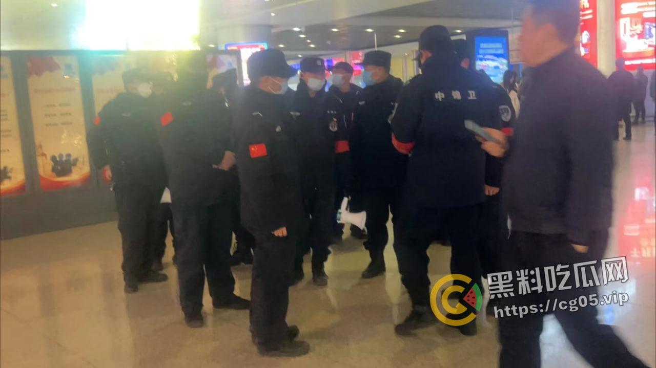 河南村镇银行储蓄事件再升级!上百名储户被囚禁 家属报警警察不出警 老百姓取个钱就这么难吗