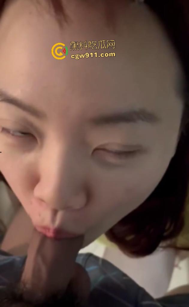 文静女神私下骚到飞起,新男友刚上床被口技吸魂腿软,巨乳骑乘如过山车,这嫩逼能把鸡巴融化了!