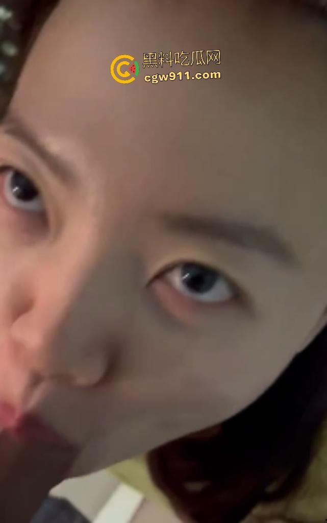 文静女神私下骚到飞起,新男友刚上床被口技吸魂腿软,巨乳骑乘如过山车,这嫩逼能把鸡巴融化了!