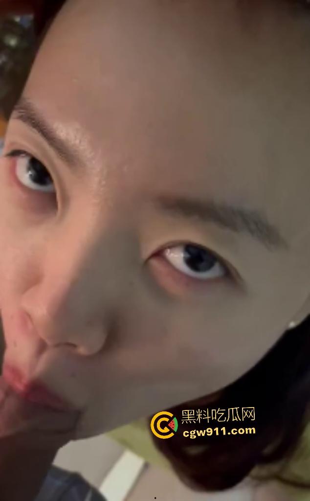 文静女神私下骚到飞起,新男友刚上床被口技吸魂腿软,巨乳骑乘如过山车,这嫩逼能把鸡巴融化了!