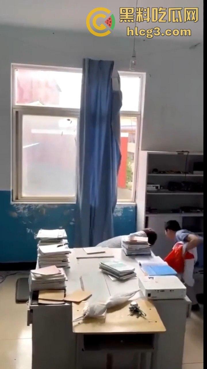 云南昆明某高校信息两学生办公室锁门打炮!窗帘当床单,教导主任敲门瞬间激情场面大曝光!