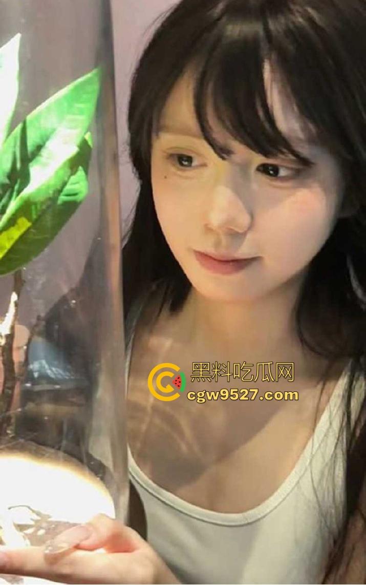 爸妈出差姐姐学院风短裙黑丝勾引弟弟足交抠逼，巨乳性感爆棚，撩人姿态让弟弟无法自拔！