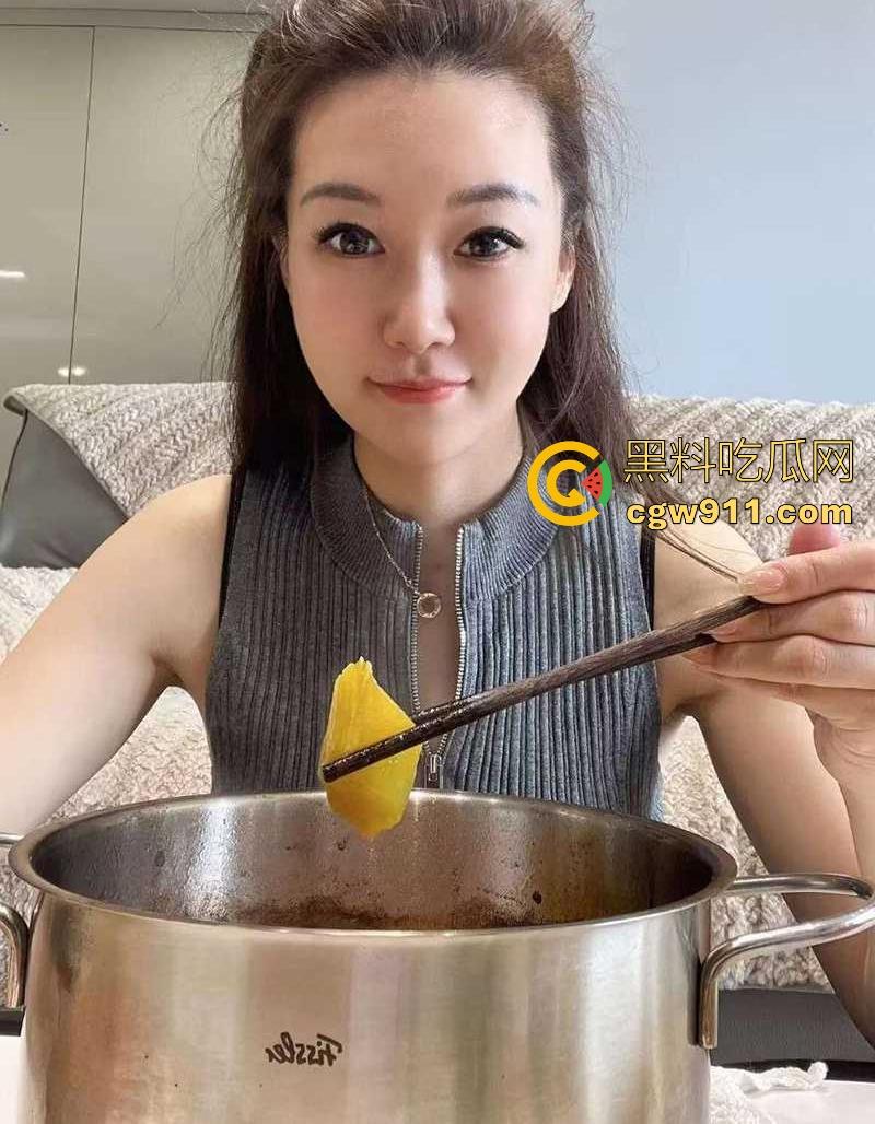 深圳化妆品老板娘【林晴甜】饥渴人妻包男小三释放欲望,脸穴同框淫骚自慰,这种年纪老虎都能榨干!