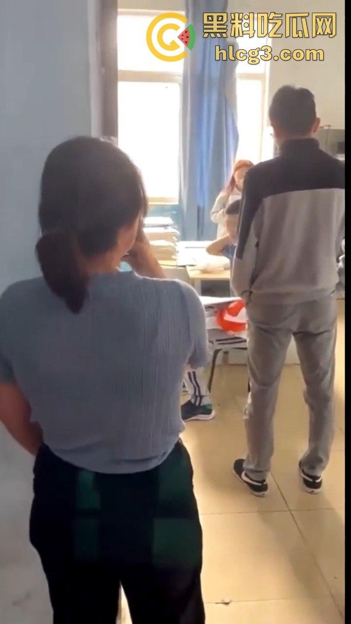 云南昆明某高校信息两学生办公室锁门打炮!窗帘当床单,教导主任敲门瞬间激情场面大曝光!