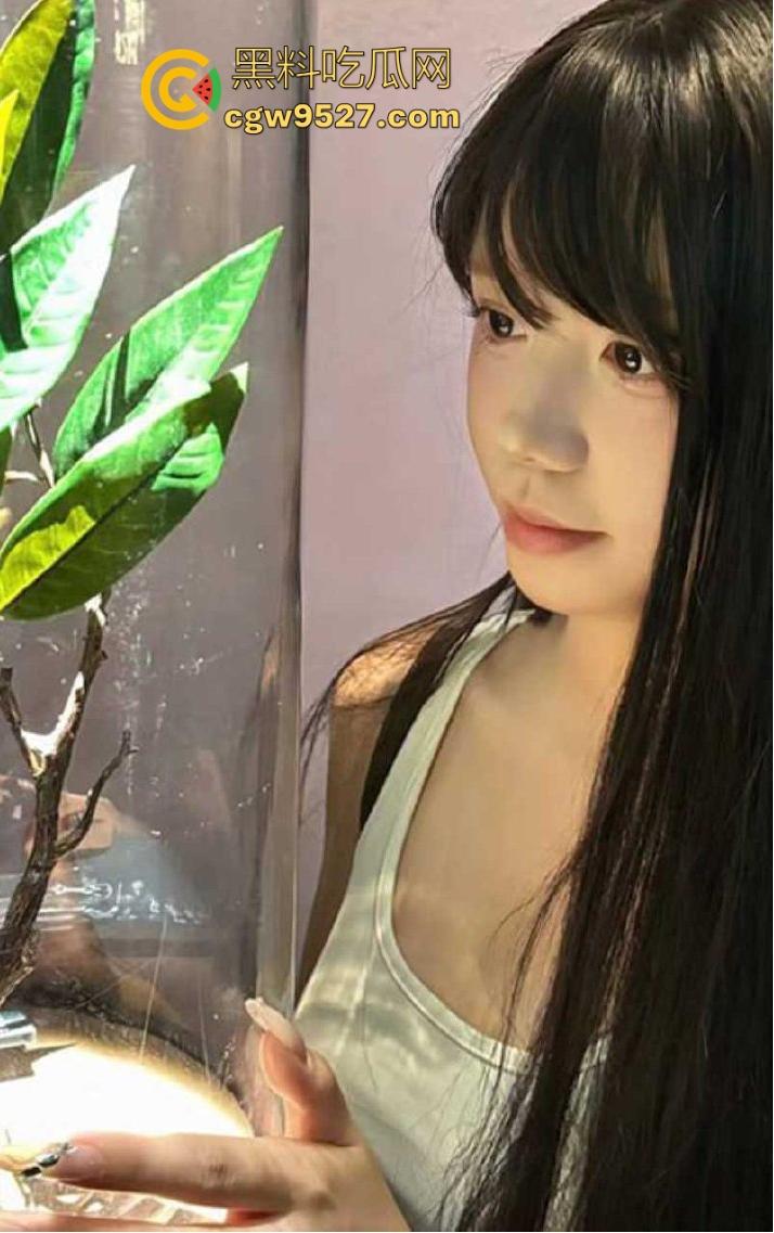 爸妈出差姐姐学院风短裙黑丝勾引弟弟足交抠逼，巨乳性感爆棚，撩人姿态让弟弟无法自拔！