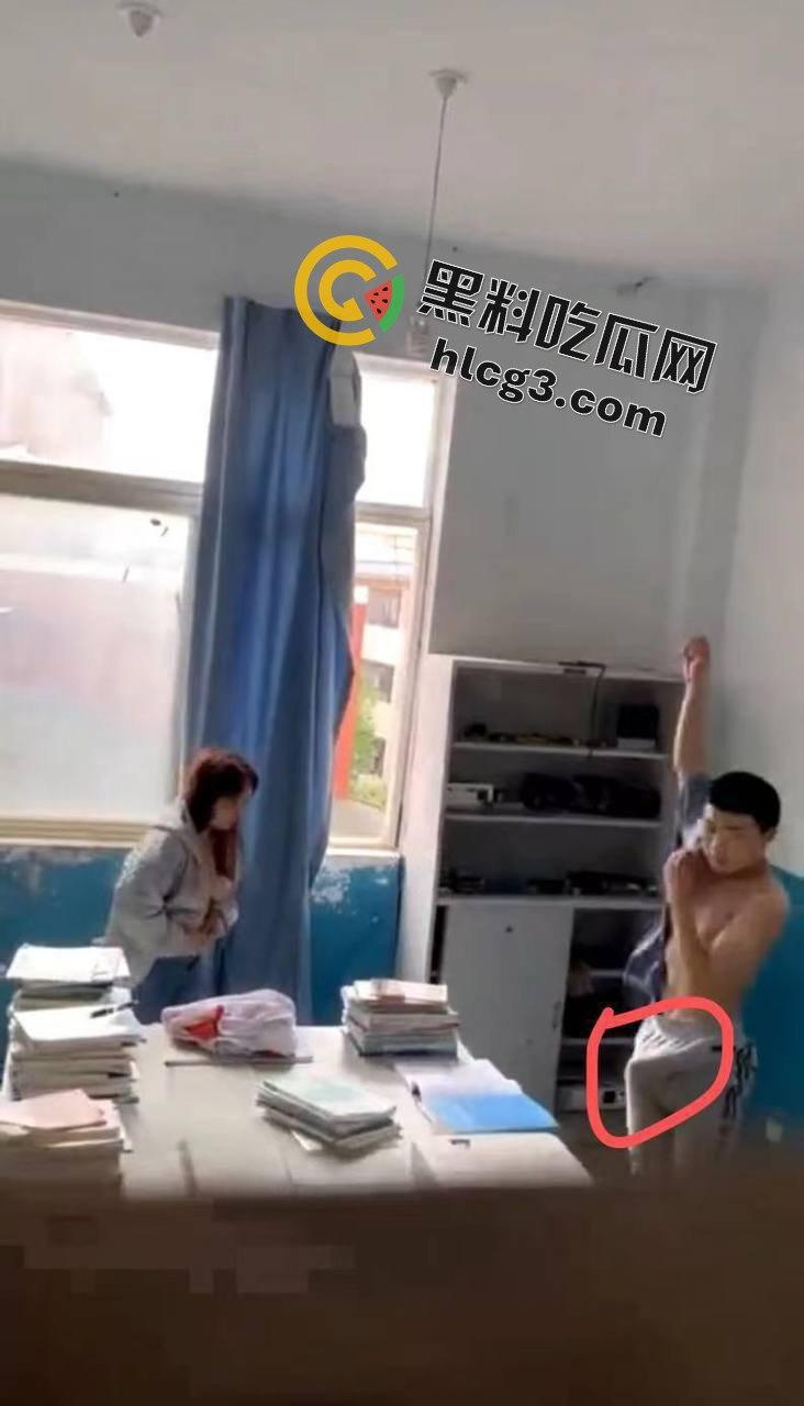 云南昆明某高校信息两学生办公室锁门打炮!窗帘当床单,教导主任敲门瞬间激情场面大曝光!
