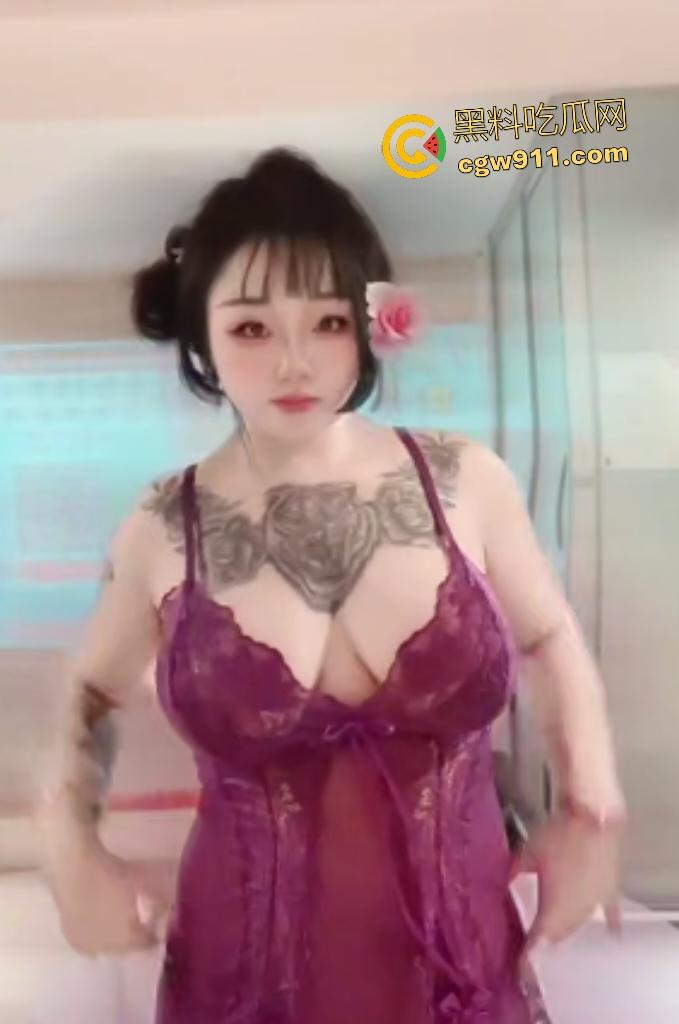 东南亚精神小妹龙争虎斗,拥有巨乳因鸡巴小,只能口交却不能乳交!深喉拉丝口水,舌头拔出丝连成河!