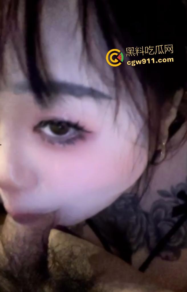 东南亚精神小妹龙争虎斗,拥有巨乳因鸡巴小,只能口交却不能乳交!深喉拉丝口水,舌头拔出丝连成河!