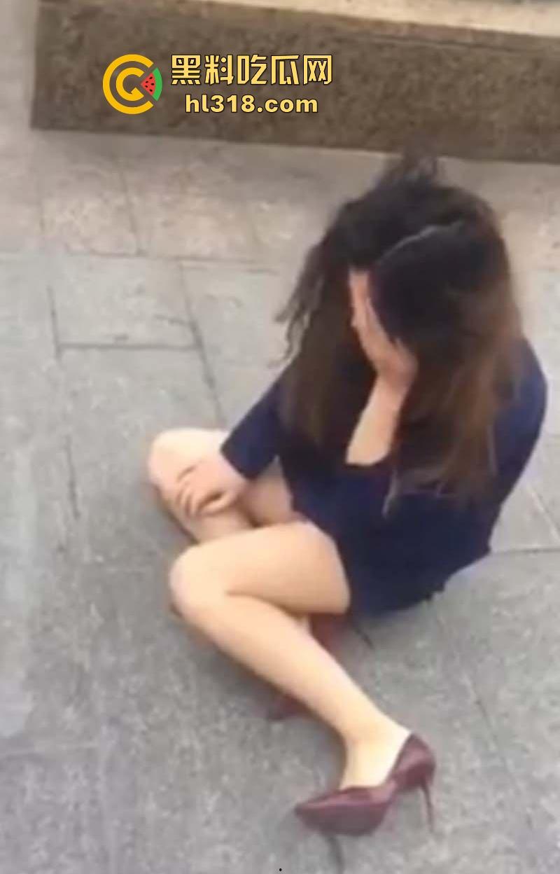 上海彪悍正宫当街暴揍极品小三,当街按头贴地疯狂猛踹,招式狠辣直击面门,打的小三毫无还手之力!