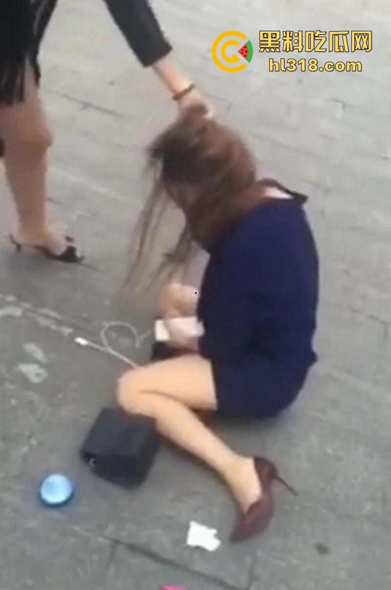 上海彪悍正宫当街暴揍极品小三,当街按头贴地疯狂猛踹,招式狠辣直击面门,打的小三毫无还手之力!