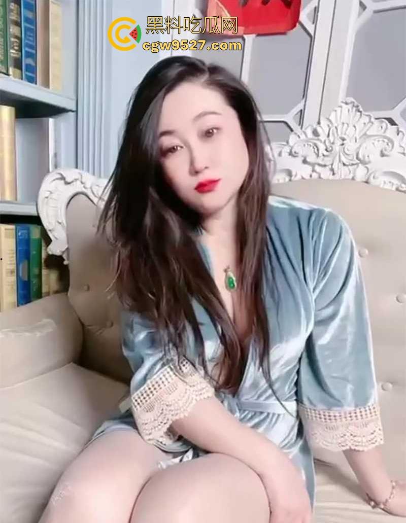 抖音少妇网红【拍姐石尧】自慰福利大曝光!韵味十足啊,纯纯的美艳少妇,拿着假屌猛插自慰,太骚了!