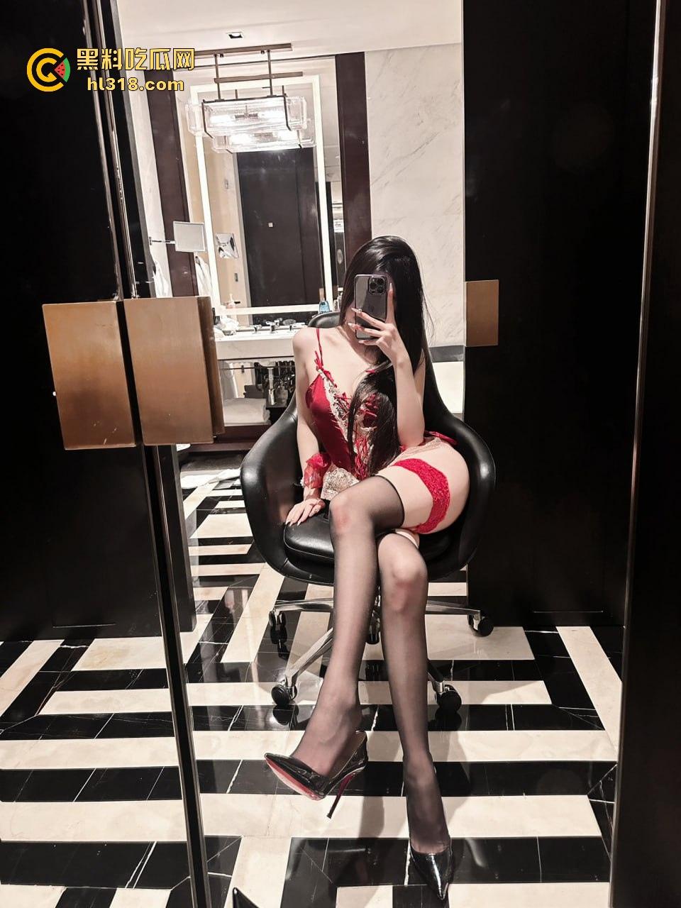 约炮高颜值御姐，性感身材配上可食用白虎嫩穴，边看书边舔舐，淫水横飞刺激感爆棚！