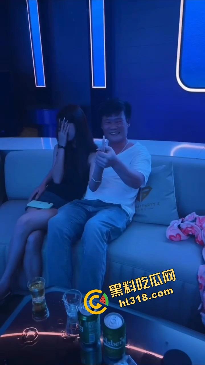 KTV点妹子亲一口嘴上全是面,差点以为哥们玩粉,这骚货不了得,这晚上不操说不过去!