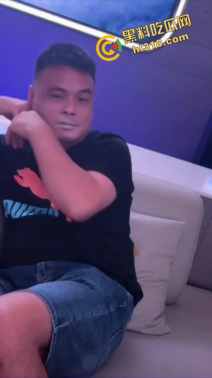 KTV点妹子亲一口嘴上全是面,差点以为哥们玩粉,这骚货不了得,这晚上不操说不过去!