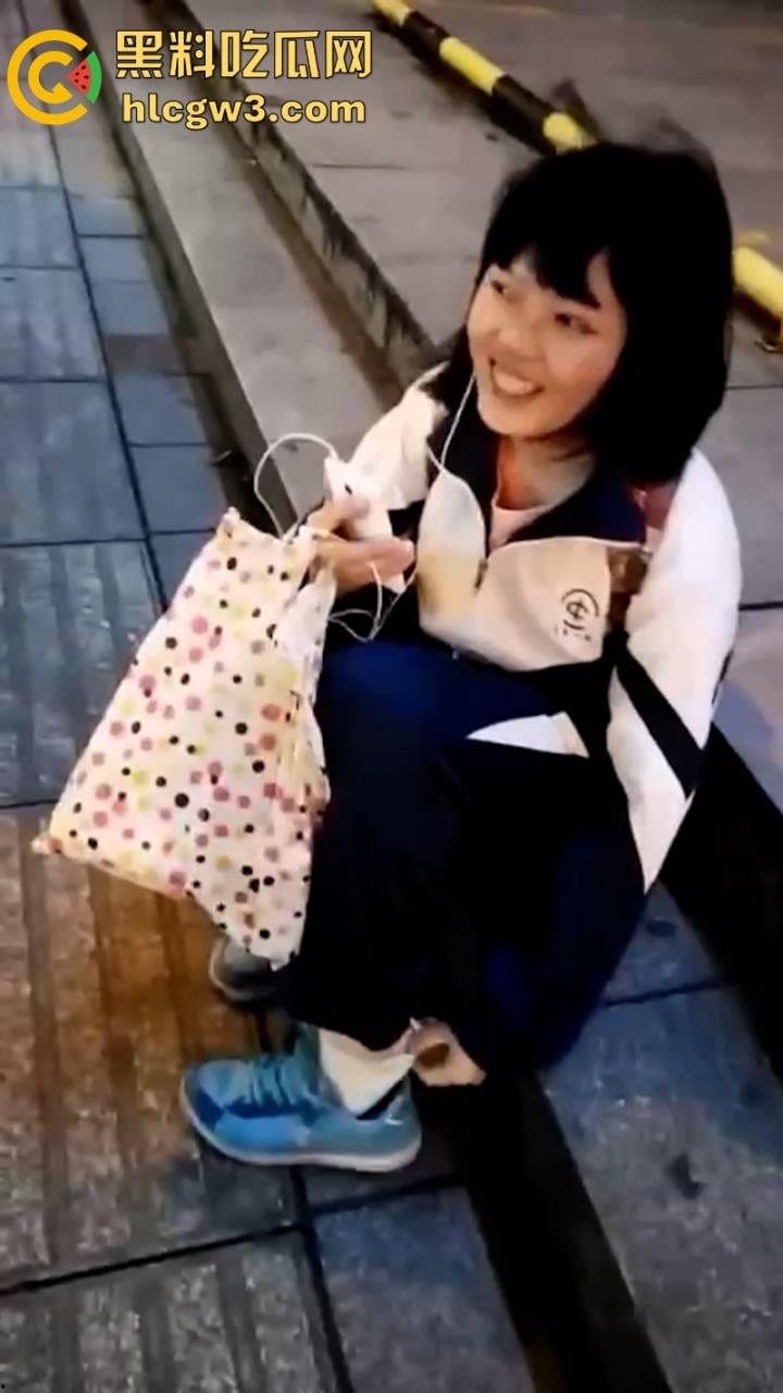 重口痴汉向清纯学生妹索要原味袜子 妹子被金钱诱惑在大庭广众下被舔脚40秒!