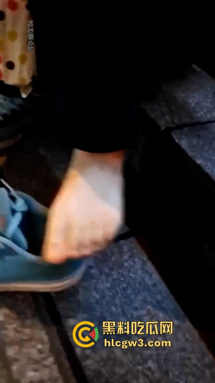 重口痴汉向清纯学生妹索要原味袜子 妹子被金钱诱惑在大庭广众下被舔脚40秒!