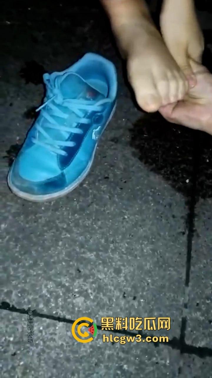 重口痴汉向清纯学生妹索要原味袜子 妹子被金钱诱惑在大庭广众下被舔脚40秒!