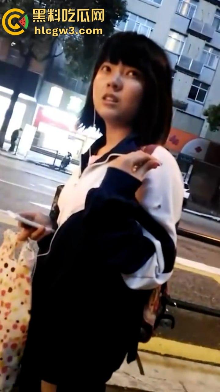 重口痴汉向清纯学生妹索要原味袜子 妹子被金钱诱惑在大庭广众下被舔脚40秒!