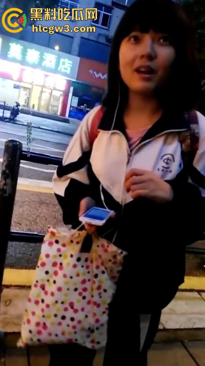 重口痴汉向清纯学生妹索要原味袜子 妹子被金钱诱惑在大庭广众下被舔脚40秒!